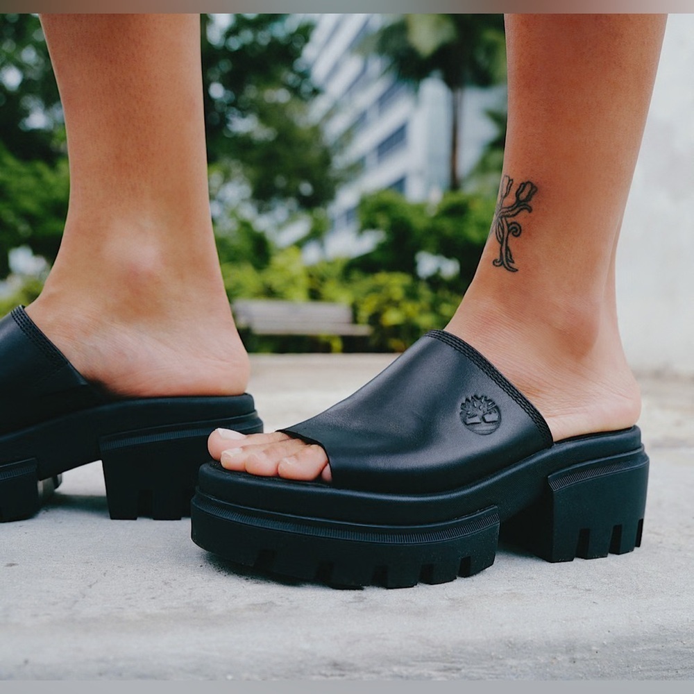 Timberland leather Slide Sandals – Size 8.5 – Brand New in Box